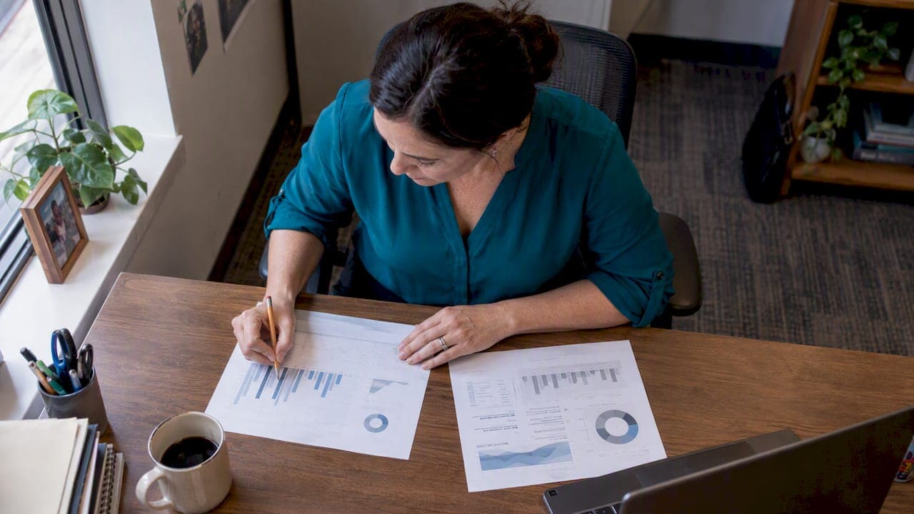 Benchmark Reporting Cadence: Peer Data Cuts Noise for Talent Teams